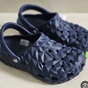 crocs gemetric navy clog